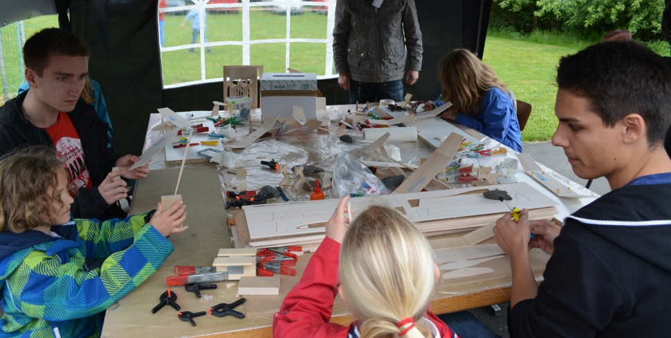 Schüler am Stand in Föckinghausen